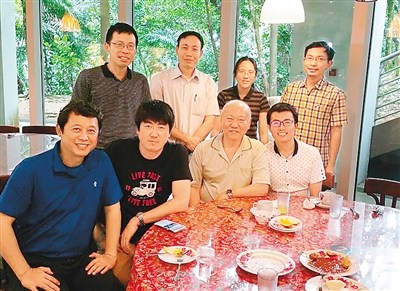 林杰(前排右一)来到新加坡，结识了来自各个国家的留学生。他们一同搞研究、做项目，结下了深厚的友谊。 　　图为林杰及同项目组成员送别韩国同学(前排左二)离开学校。