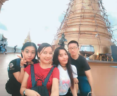 王晨成(右一)经常与泰国友人交流，以巩固语言学习能力，同时还有利于深入了解泰国人的性格和文化，以便更好地融入当地环境。图为王晨成在曼谷金山寺与泰国同学合影。