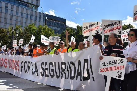 资料图：当地时间9月9日，西班牙马德里千余华侨华人聚集在西班牙广场，举行“反暴力，要安全”集会。图为集会现场。(西班牙《欧华报》)