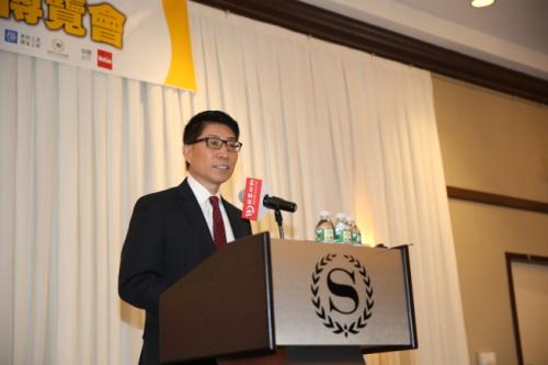 严利谈华裔学生如何在申请大学中提高竞争力。(美国《世界日报》/洪群超 摄) 严利谈华裔学生如何在申请大学中提高竞争力。(美国《世界日报》/洪群超 摄)