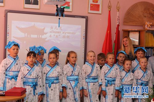 明斯克第12中学学习汉语的学生在中国文化与文字中心成立仪式上演唱中文歌曲。新华社记者魏忠杰摄 明斯克第12中学学习汉语的学生在中国文化与文字中心成立仪式上演唱中文歌曲。新华社记者魏忠杰摄