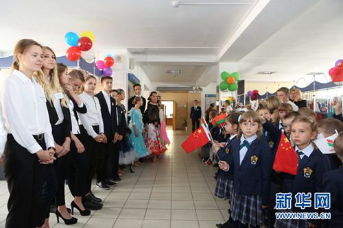 明斯克第12中学学习汉语的学生夹道欢迎前来参加仪式的嘉宾。新华社记者魏忠杰摄 明斯克第12中学学习汉语的学生夹道欢迎前来参加仪式的嘉宾。新华社记者魏忠杰摄