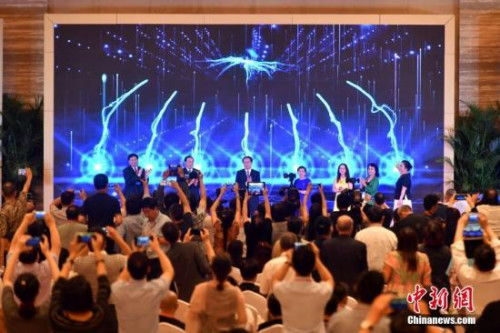 9月11日,第九届世界华文传媒论坛在福州举行闭幕式。图为闭幕式上举行世界华文媒体合作联盟官方网站改版上线仪式和全球华语视频资讯共享中心启动仪式。 <a target='_blank' href='http://www.chinanews.com/'>中新社</a>记者 吕明 摄 9月11日,第九届世界华文传媒论坛在福州举行闭幕式。图为闭幕式上举行世界华文媒体合作联盟官方网站改版上线仪式和全球华语视频资讯共享中心启动仪式。 <a target='_blank' href='http://www.chinanews.com/'>中新社</a>记者 吕明 摄