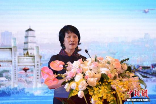 9月11日,第九届世界华文传媒论坛在福州闭幕。图为中国新闻社总编辑王晓晖宣读第九届世界华文传媒论坛宣言。<a target='_blank' href='http://www.chinanews.com/'>中新社</a>记者 崔楠 摄 9月11日,第九届世界华文传媒论坛在福州闭幕。图为中国新闻社总编辑王晓晖宣读第九届世界华文传媒论坛宣言。<a target='_blank' href='http://www.chinanews.com/'>中新社</a>记者 崔楠 摄