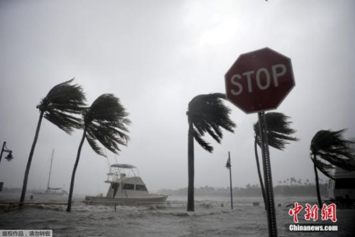 当地时间9月10日，飓风“艾尔玛”抵达美国佛罗里达州沿海地区。根据美国国家飓风中心公布的最新消息，“艾尔玛”再度升级为4级飓风。佛州州长里克·斯科特说，佛州共有630万人收到撤离令，其中70万人收到强制撤离令。这一人数占该州总人口四分之一，已成为美国史上最大规模的应急撤离。斯科特说，“艾尔玛”将带来龙卷风、暴雨和风暴洪潮，降雨量预计达到38厘米，西南沿海的海浪最高可达4.5米。