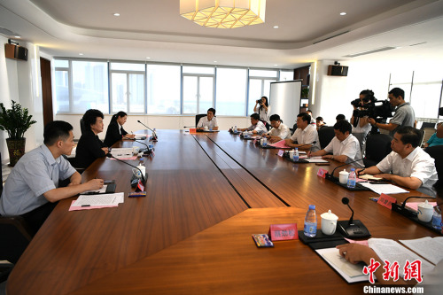 9月10日下午,国务院侨务办公室主任裘援平赴福建“侨梦苑”调研,考察“侨梦苑”建设情况,走访了数字福建(长乐)产业园滨海新城等园区,并与相关负责人座谈。图为裘援平主任与福建省及福州市相关负责人座谈。 <a target='_blank' href='http://www.chinanews.com/'>中新社</a>记者 王东明 摄 9月10日下午,国务院侨务办公室主任裘援平赴福建“侨梦苑”调研,考察“侨梦苑”建设情况,走访了数字福建(长乐)产业园滨海新城等园区,并与相关负责人座谈。图为裘援平主任与福建省及福州市相关负责人座谈。 <a target='_blank' href='http://www.chinanews.com/'>中新社</a>记者 王东明 摄