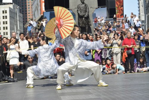 太极表演亮相时报广场，赢得阵阵掌声。(美国《世界日报》/俞姝含 摄)