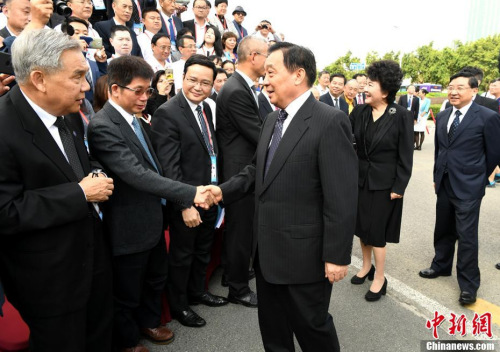 9月10日，第九届世界华文传媒论坛在福州开幕。全国人大常委会副委员长兼秘书长王晨、国务院侨务办公室主任裘援平、福建省省长于伟国等一起会见海外华文媒体嘉宾。<a target='_blank' href='http://www.chinanews.com/'>中新社</a>记者 王东明 摄