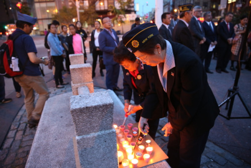 与会者点亮蜡烛,悼念9•11事件死难者。(美国《世界日报》/洪群超 摄) 与会者点亮蜡烛,悼念9•11事件死难者。(美国《世界日报》/洪群超 摄)