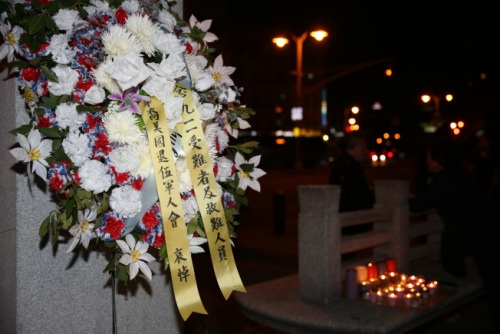 小区代表出席9•11悼念仪式,并敬献花圈。(美国《世界日报》/洪群超 摄) 小区代表出席9•11悼念仪式,并敬献花圈。(美国《世界日报》/洪群超 摄)
