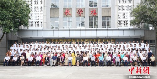 9月11日,中国国务院侨务办公室主任裘援平赴国务院侨办华文教育基地——广西华侨学校调研,与东盟华裔留学生交流。 <a target='_blank' href='http://www.chinanews.com/'>中新社</a>记者 林浩 摄 9月11日,中国国务院侨务办公室主任裘援平赴国务院侨办华文教育基地——广西华侨学校调研,与东盟华裔留学生交流。 <a target='_blank' href='http://www.chinanews.com/'>中新社</a>记者 林浩 摄