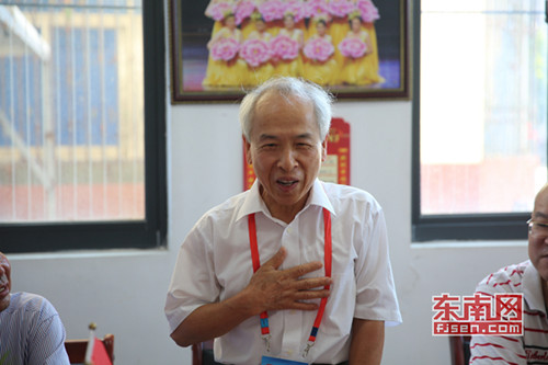薛永祥看到其祖母的照片 薛永祥看到其祖母的照片