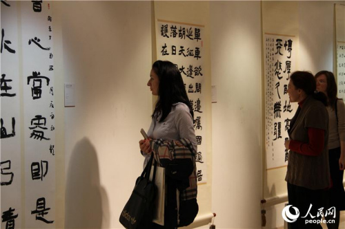 俄罗斯民众认真欣赏中国书法家的汉字作品(人民网记者 华迪 摄) 俄罗斯民众认真欣赏中国书法家的汉字作品(人民网记者 华迪 摄)