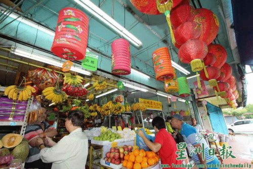 图为距离中秋节还有约半个月,满满企业在店外高挂大型纸灯笼。(马来西亚《星洲日报》) 图为距离中秋节还有约半个月,满满企业在店外高挂大型纸灯笼。(马来西亚《星洲日报》)