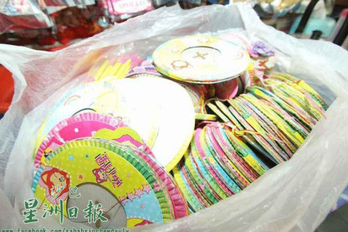 图为去年从中国进口的纸灯笼还有大量存货,商家只好以旧价格售卖。(马来西亚《星洲日报》) 图为去年从中国进口的纸灯笼还有大量存货,商家只好以旧价格售卖。(马来西亚《星洲日报》)