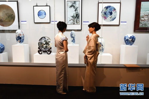 观众在展会现场参观。新华网记者华义摄 观众在展会现场参观。新华网记者华义摄
