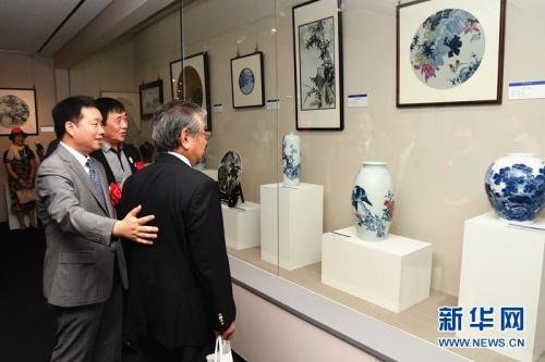 中国驻日本大使馆文化参赞陈诤(左一)陪同嘉宾参观。新华网记者华义摄 中国驻日本大使馆文化参赞陈诤(左一)陪同嘉宾参观。新华网记者华义摄