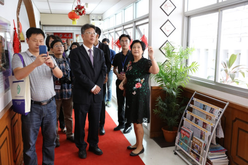代表们参观曼松德孔子学院 代表们参观曼松德孔子学院