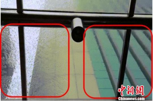 未经徐涛研发光触媒材料处理过的玻璃(左)会挂水珠,经徐涛研发光触媒材料处理过的玻璃(右)不会挂水珠。受访者供图 未经徐涛研发光触媒材料处理过的玻璃(左)会挂水珠,经徐涛研发光触媒材料处理过的玻璃(右)不会挂水珠。受访者供图