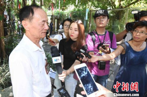 海峡(福州)大熊猫研究交流中心主任陈玉村介绍了“巴斯”传奇的一生和她最后的时光。 刘可耕 摄