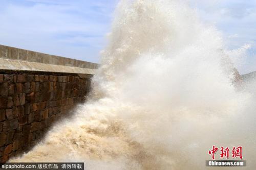9月13日下午,浙江温岭,随着第18号台风“泰利”逐渐逼近我国东海海域,浙江温岭市石塘镇原本平静的海域掀起滔天巨浪。金云国 摄 9月13日下午,浙江温岭,随着第18号台风“泰利”逐渐逼近我国东海海域,浙江温岭市石塘镇原本平静的海域掀起滔天巨浪。金云国 摄