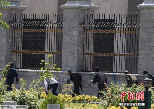 伊朗安全部门人员持枪行动。 伊朗安全部门人员持枪行动。