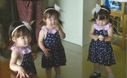 刘曦为三胞胎女儿取名“浣溪沙”。雷远东 摄