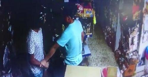 资料图：当地时间2017年8月22日晚，西班牙南部城市格拉纳达城郊，一名未成年人到一家华人店铺进行抢劫，并刺伤华人店主。图为劫犯作案现场。(图片来源：西班牙欧浪网)