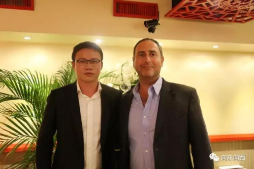 刘晓勇与法国ALGOLOGIE集团主席Eric Bordron。(《欧洲时报》中东欧版微信公众号“向东向西eastwest88”) 刘晓勇与法国ALGOLOGIE集团主席Eric Bordron。(《欧洲时报》中东欧版微信公众号“向东向西eastwest88”)