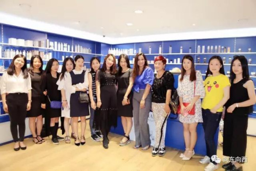 Cindy和她的年轻团队。(《欧洲时报》中东欧版微信公众号“向东向西eastwest88”) Cindy和她的年轻团队。(《欧洲时报》中东欧版微信公众号“向东向西eastwest88”)