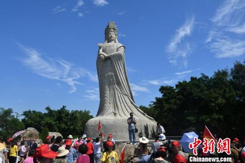 图为嘉宾在妈祖石像前拍照。　吕明 摄