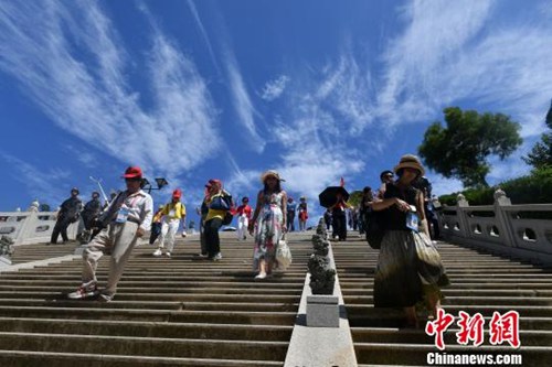 图为嘉宾参观天后广场。　吕明 摄