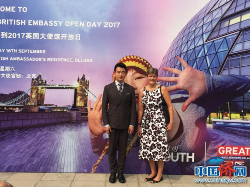 英国驻华大使吴百纳和演员佟大为在活动背景板前合影。 英国驻华大使吴百纳和演员佟大为在活动背景板前合影。