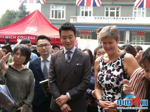 英国驻华大使吴百纳和演员佟大为一起参观展台。马秀秀 摄 英国驻华大使吴百纳和演员佟大为一起参观展台。马秀秀 摄