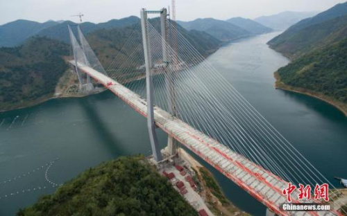 资料图：航拍实现合龙的红水河特大桥。<a target='_blank' href='http://www.chinanews.com/'>中新社</a>记者 贺俊怡 摄