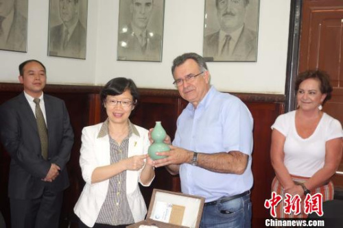 图为16日中国驻圣保罗总领事陈佩洁(左二)向圣若昂达阿维斯塔市市长博尔热斯·德卡瓦略(右二)赠纪念品。　莫成雄 摄