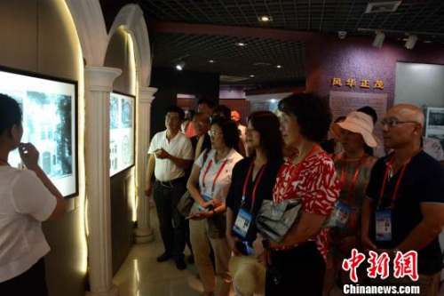 图为海外华文媒体代表参访林语堂纪念馆。　张金川 摄