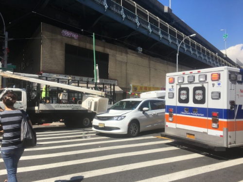 一名华裔男子15日在东百老汇大道夹科西街行驶，车子被从天而降的升降机砸中。(美国《世界日报》/李硕 摄)