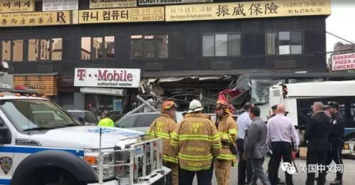 位于缅街和北方大道交界的“肯尼迪炸鸡店”和T-Mobile门面被撞入损毁。(美国中文网)