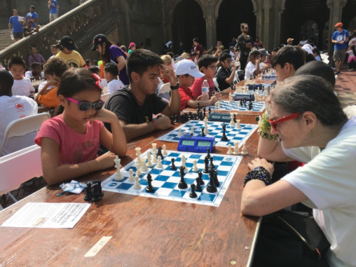 两名年龄悬殊的棋手，在西洋棋公开赛同段位比赛中一较高下。(美国《世界日报》 李硕/摄)