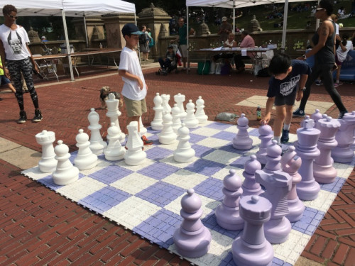 第17届校内西洋棋公园赛，两名华裔男生在下棋。(美国《世界日报》 李硕/摄