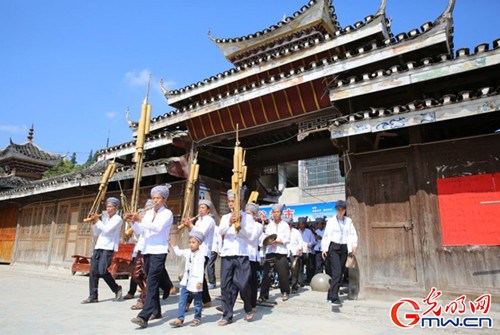 图为侗族芦笙队迎客 图为侗族芦笙队迎客