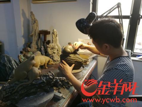 石湾陶艺传承人在完成陶艺作品。 石湾陶艺传承人在完成陶艺作品。