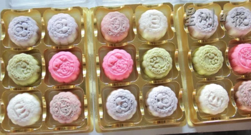 吴秀艳制作的色彩缤纷冰皮月饼，可媲美市场售卖的冰皮月饼。（马来西亚《星洲日报》）