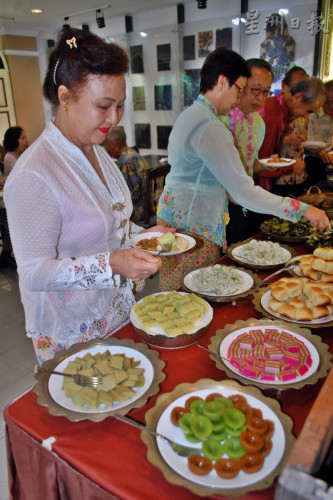 登州土生华人的美食是重要的文化之一，举凡聚会或活动肯定少不了土生华人美食。（马来西亚《星洲日报》）