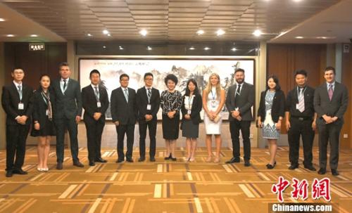9月18日，国务院侨办主任裘援平在北京会见新西兰“重走路易·艾黎之路”访问团。张勤 摄