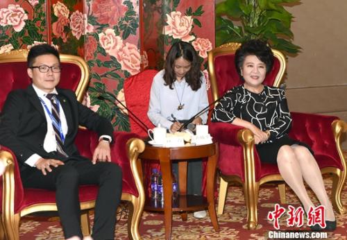 9月18日，国务院侨办主任裘援平在北京会见新西兰“重走路易·艾黎之路”访问团。张勤 摄