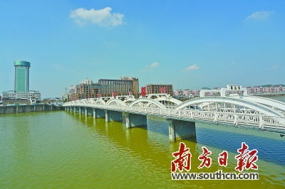 1/420世纪30年代，梅州的华人华侨掀起修桥热潮，先后建成了梅江、锦江、梅东三座大桥。图为梅州城区的梅江桥。