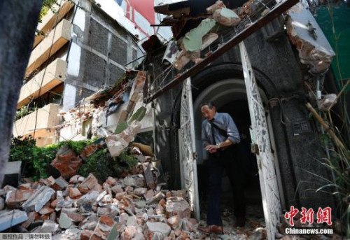 强震造成墨西哥城及周边多个城市房屋损毁严重,逾百人死亡。图为墨西哥城临近城市Condesa,一名男士从楼房里出来,门外是满地的房屋瓦砾,建筑已成废墟。 强震造成墨西哥城及周边多个城市房屋损毁严重,逾百人死亡。图为墨西哥城临近城市Condesa,一名男士从楼房里出来,门外是满地的房屋瓦砾,建筑已成废墟。