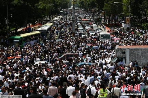 地震发生后,墨西哥首都墨西哥城的民众纷纷涌上改革大道(Reforma Avenue)避难。 地震发生后,墨西哥首都墨西哥城的民众纷纷涌上改革大道(Reforma Avenue)避难。